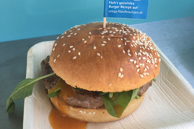 Ein leckerer aber gesunder Burger mit Spinat, Zwiebeln und gelber Paradeissauce.