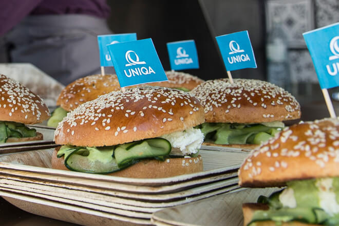 Die sommerlichen Veggie Burger von Floh. Mit leckerer Minze, Frischkäse und Gurke.